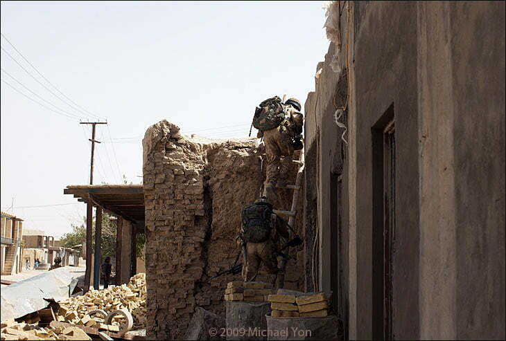 As we move into a dangerous area, two Gurkhas with a spotless machine gun take a roof to cover our movement forward.