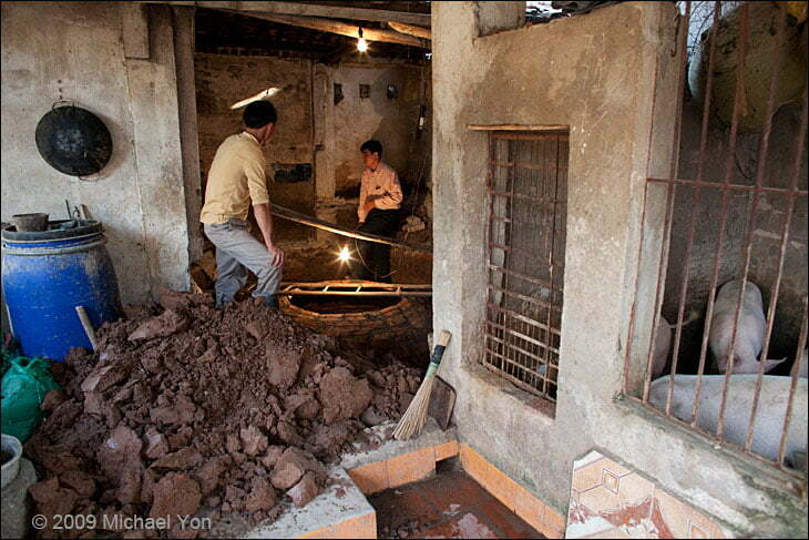 Mr. Nguxen Duc Bang, living in a densely packed neighborhood in Hanoi, had just bought a 12m3 plant, which was a couple of days before completion.  I counted only eleven pigs.  Not enough dung for such a big plant.  Mr. Nguxen said that when the plant is finished, he will add ten more pigs.