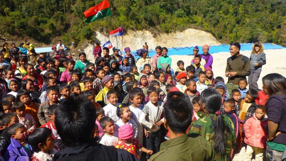 Kachin-kids-sing-with-Rangers-1000